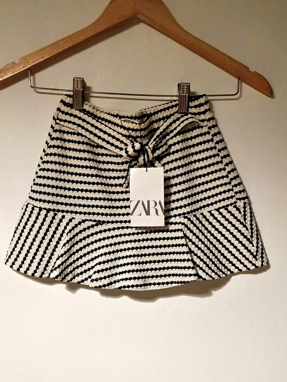 Zara Striped Shorts in White & Black Size 10 NWT